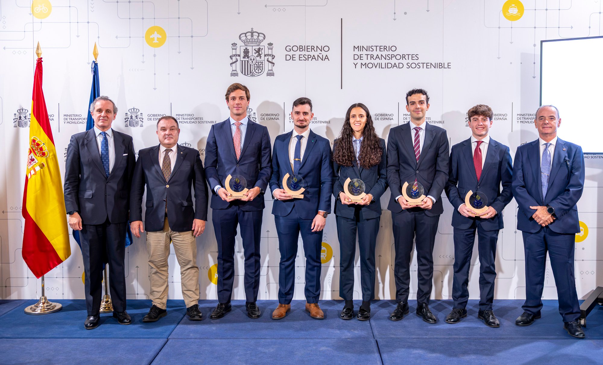 Los ganadores de las becas Carlos Salas del COPAC junto a un representante del SEPLA, de COPAC y GTA.