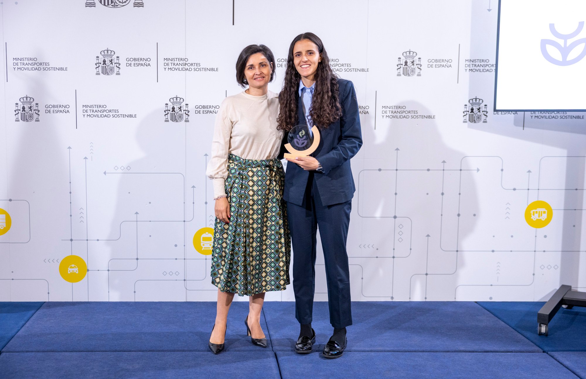 Elena Carrera, directora de seguridad de aeronaves de AESA entregando el galardón a Salma Lamrani, graduada de CESDA