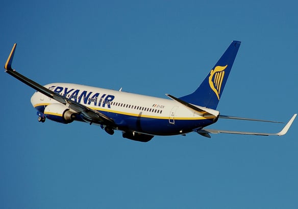 Ryanair.b737-800.aftertakeoff.arp.jpg