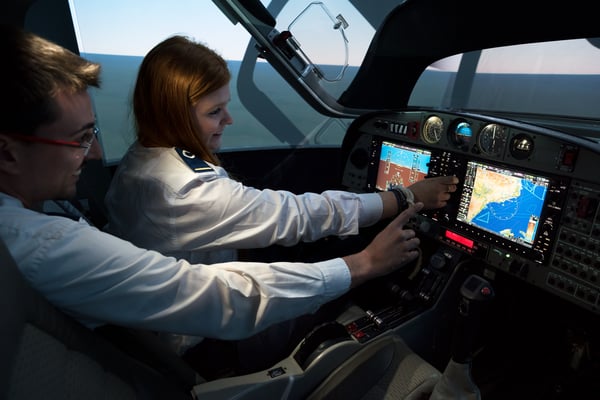 Simulador de CESDA con alumna piloto e instructor